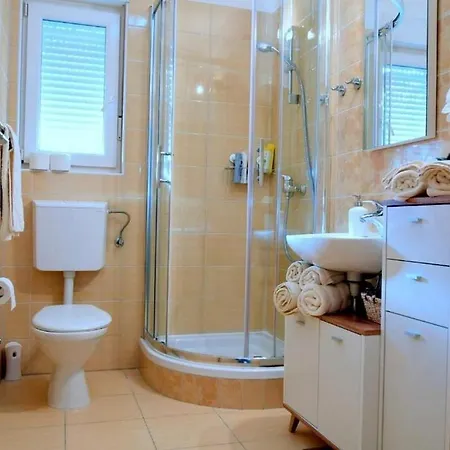 Apartment With Parking Space Palit, Rab - 22466 Rab Town